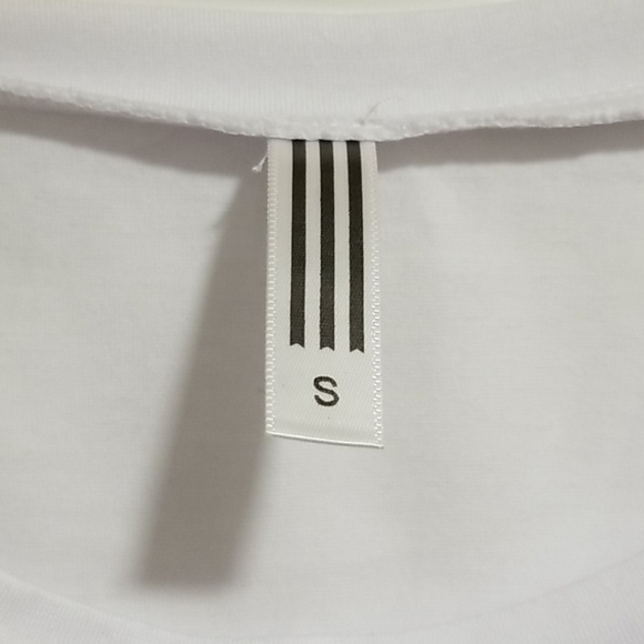 A white tank with a daisy - Picture 2 of 2